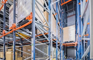 Thanks to their compact design, vertical conveyor elevators take up little space