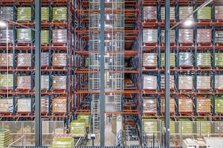 In low-rotation warehouses, it is not necessary to have a shuttle for each lane. Instead,  one lift platform is sufficient to place the shuttle according to needs