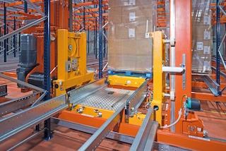 The Mecalux WMS, EASY WMS, manages the tasks of the automatic Pallet Shuttle