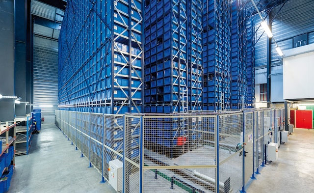 The MGA miniload warehouse can store 15,872 plastic euro-boxes