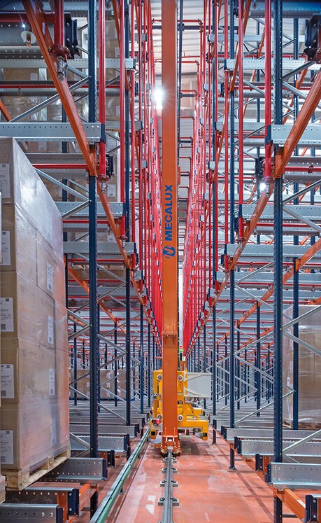 Two stacker cranes are responsible for moving the load between the entrances/exits of the warehouse and the channels of the racks
