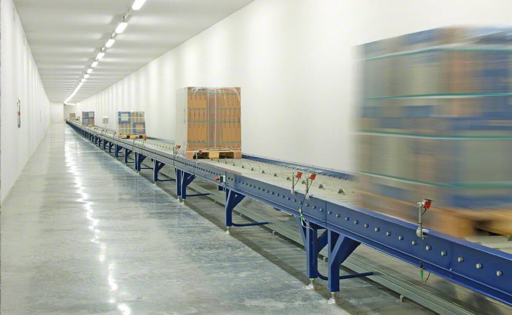 An underground tunnel with 1 km of conveyors connects the production plant to the silo