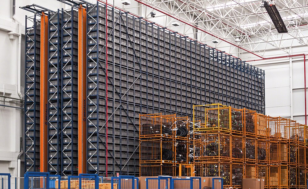 The miniload warehouse 12.2 m high, 27 level storage system is composed of two aisles, achieving a total capacity of 3,672 boxes