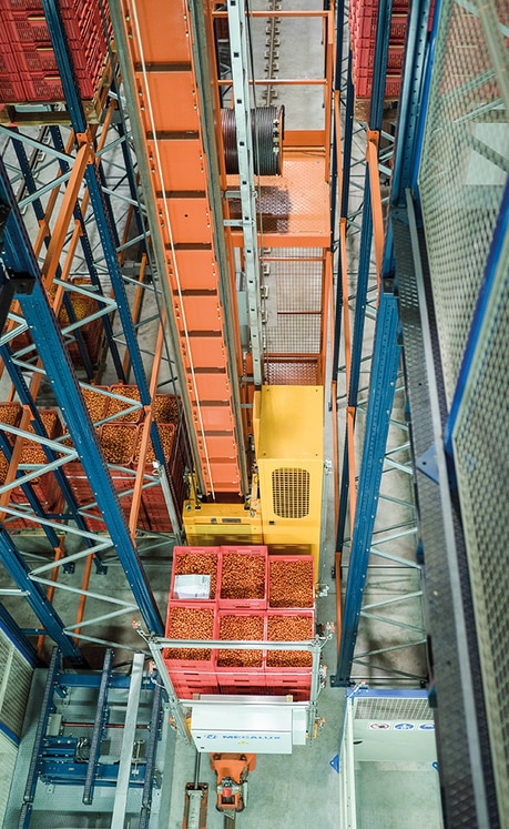 The output of the goods is carried out on the lower level, without interfering with inputs, to attain maximum performance