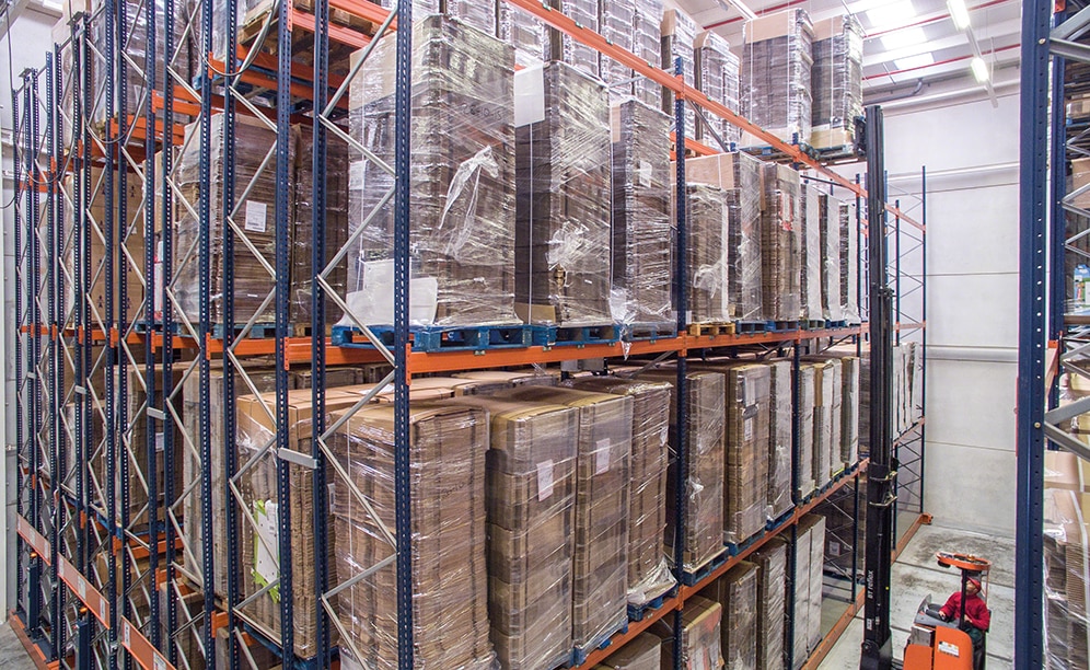 The direct access to the SKUs in the corresponding aisle appears and goods can be extracted or placed with a reach truck