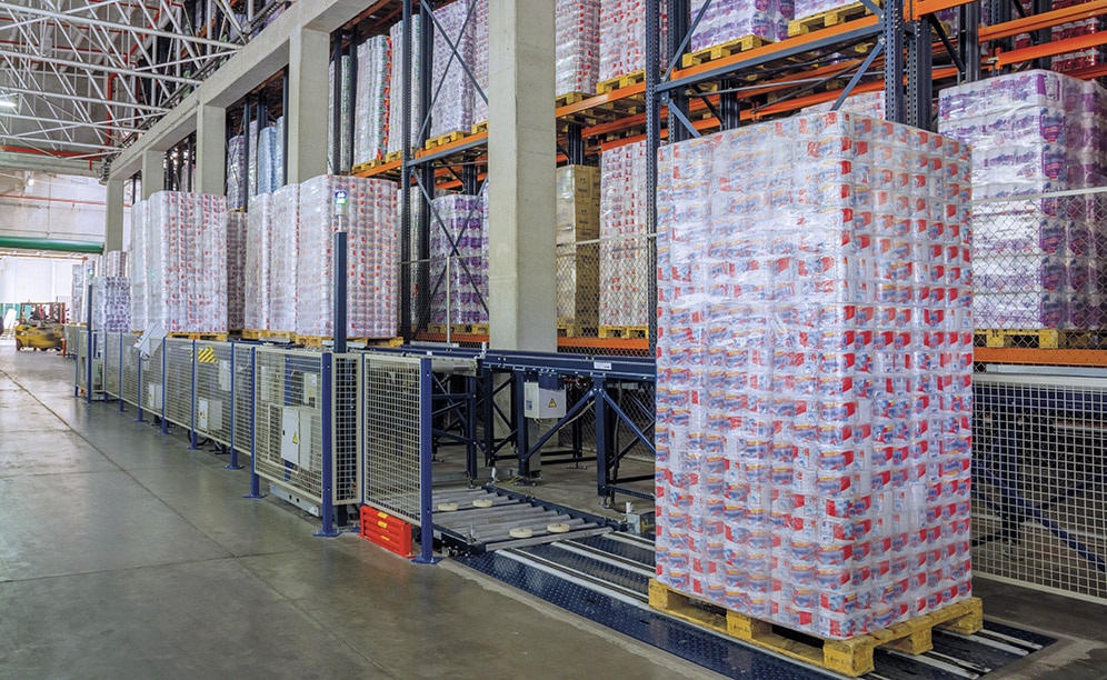 Direct output conveyors send pallets directly to the docking zone and position them on the most appropriate side