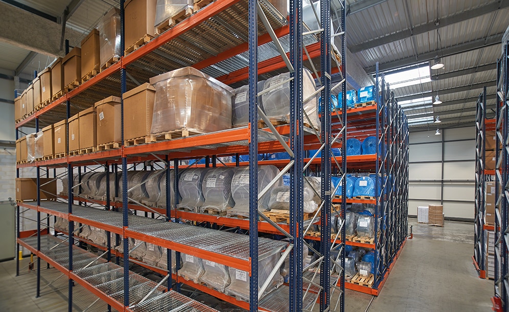 Pallet racking and racks on mobile bases store raw materials and finished products for Cartolux-Thiers