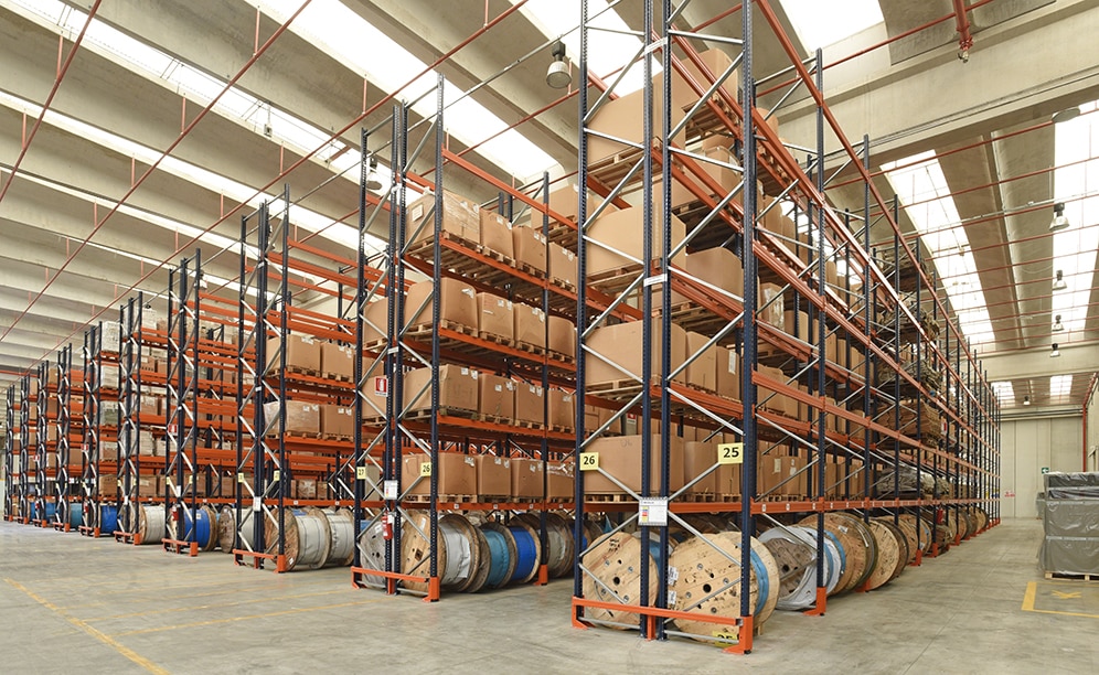 How is a distribution centre designed according to the capacity and safety requirements?