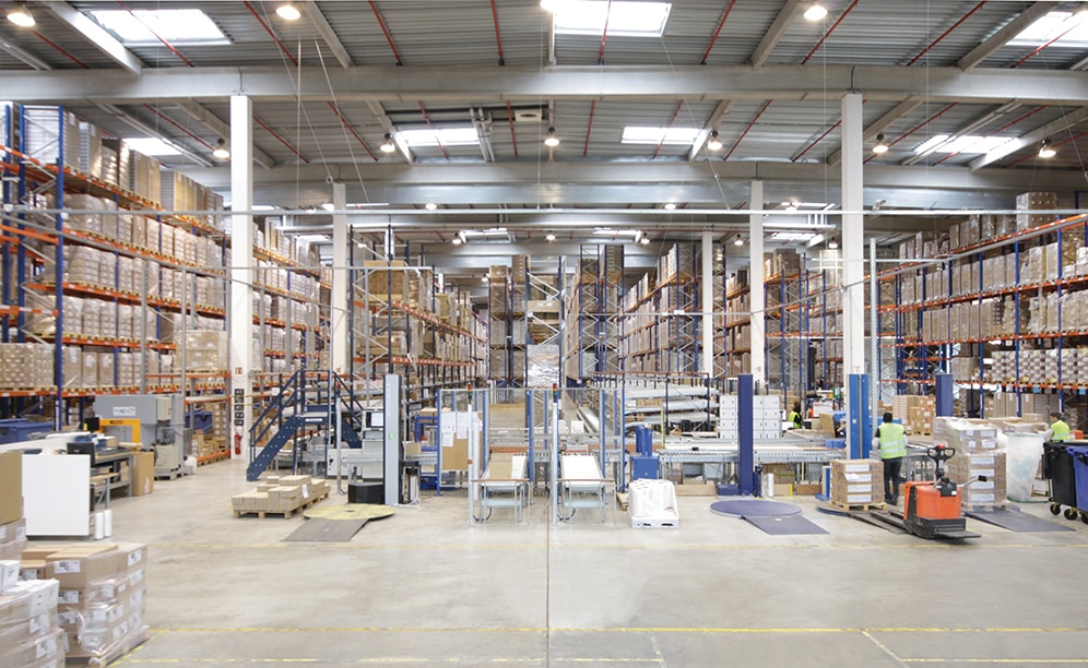 Mecalux automated a portion of the warehouse with live pallet racking with the pick-to-light system and a conveyor circuit