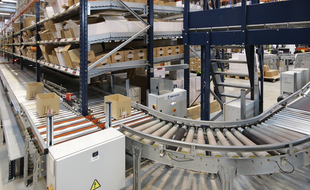 The automatic conveyor passes through the inside of the racks