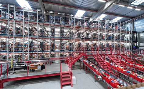 A large picking installation with conveyors to manage the online sales of 10,000 pairs of shoes a day A large picking installation with conveyors to manage the online sales of 10,000 pairs of shoes a day