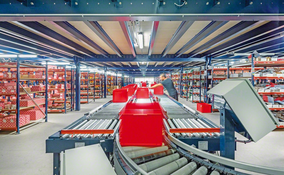 Conveyor belts as the axis of a picking facility distributed over several floors