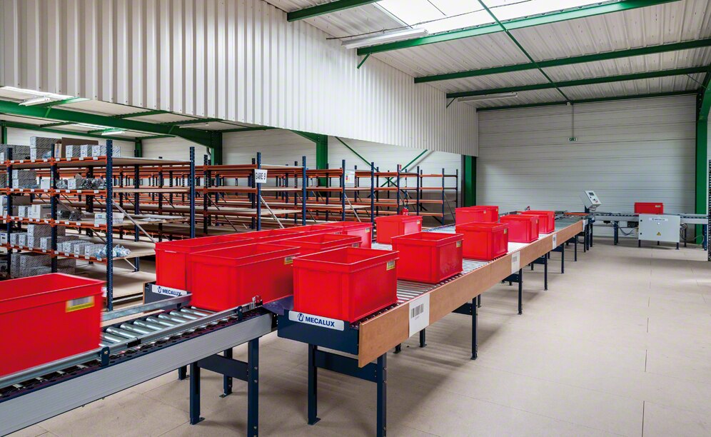 Roller tables have been set up and attached to both sides of the conveyors in order to collect boxes containing unfinished orders