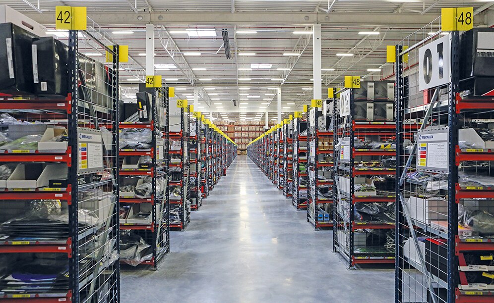 Picking shelves for boxes with six load levels were installed that comprise 39 storage aisles