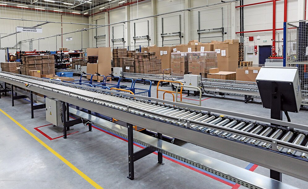 Boxes arrive to the picking stations via a conveyor circuit, which measures over 38 m long