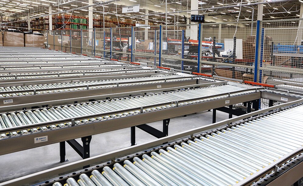 Conveyor ramps are on 4% incline, allowing gravity displacement of the boxes
