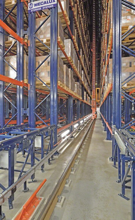The installation consists of two aisles, in which two automatic stacker cranes move independently