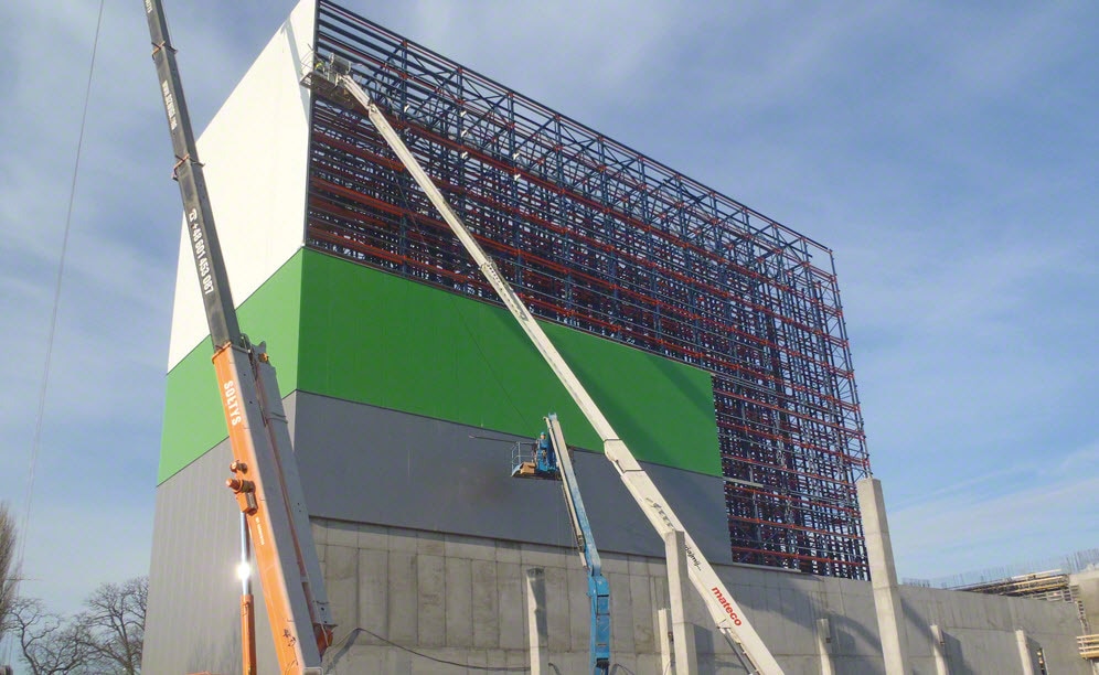 The clad-rack warehouse of a 32.5 m high has a storage capacity of more than 6,500 pallets