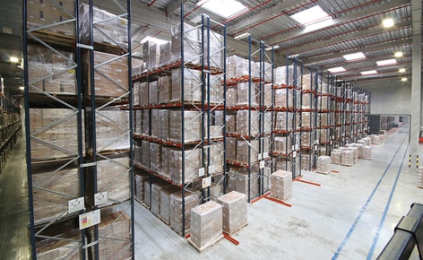 A sectored warehouse with capacity for more than 42,000 pallets and a high performance picking area A sectored warehouse with capacity for more than 42,000 pallets and a high performance picking area