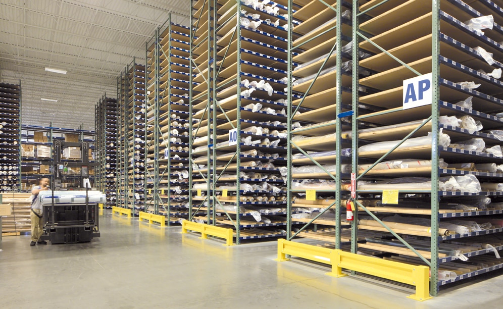 Interlake Mecalux suggested a solution to manage the 50,000 rolls of fabric individually in the 9 m high racking compartments