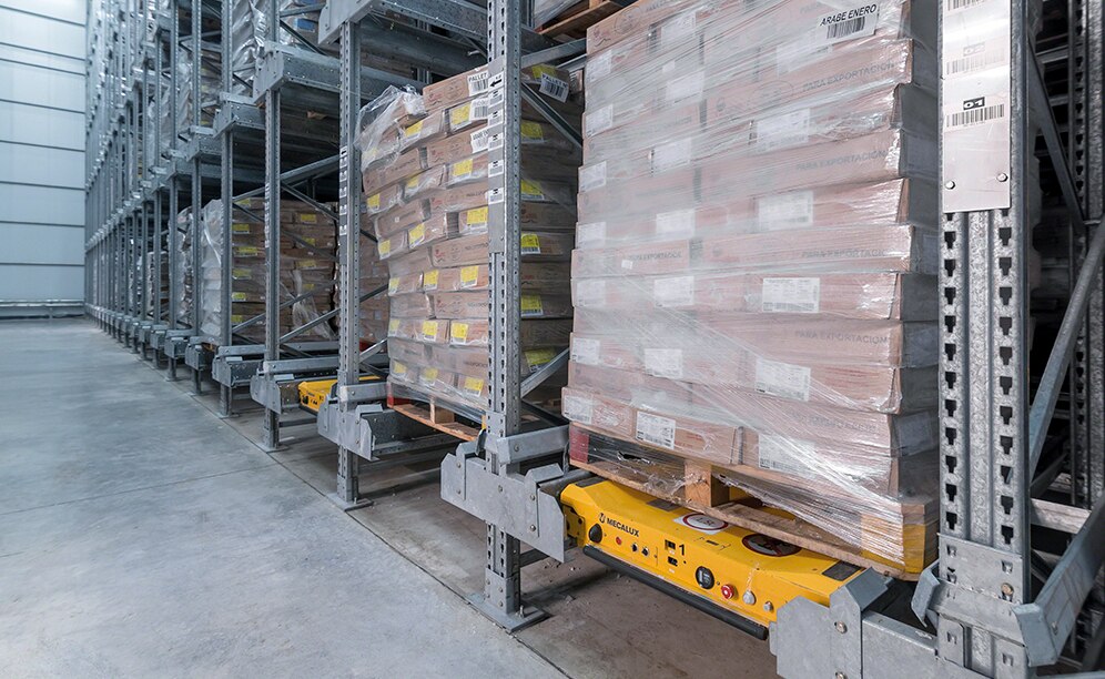 This system minimises the number of movements performed by the operators who only bring the pallets to the entrance of each channel