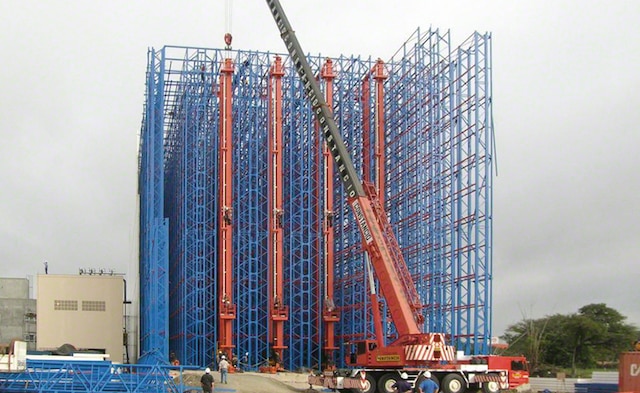 The structure is mounted on a resistant concrete slab that favours the insulation of the floor and the sides of the building