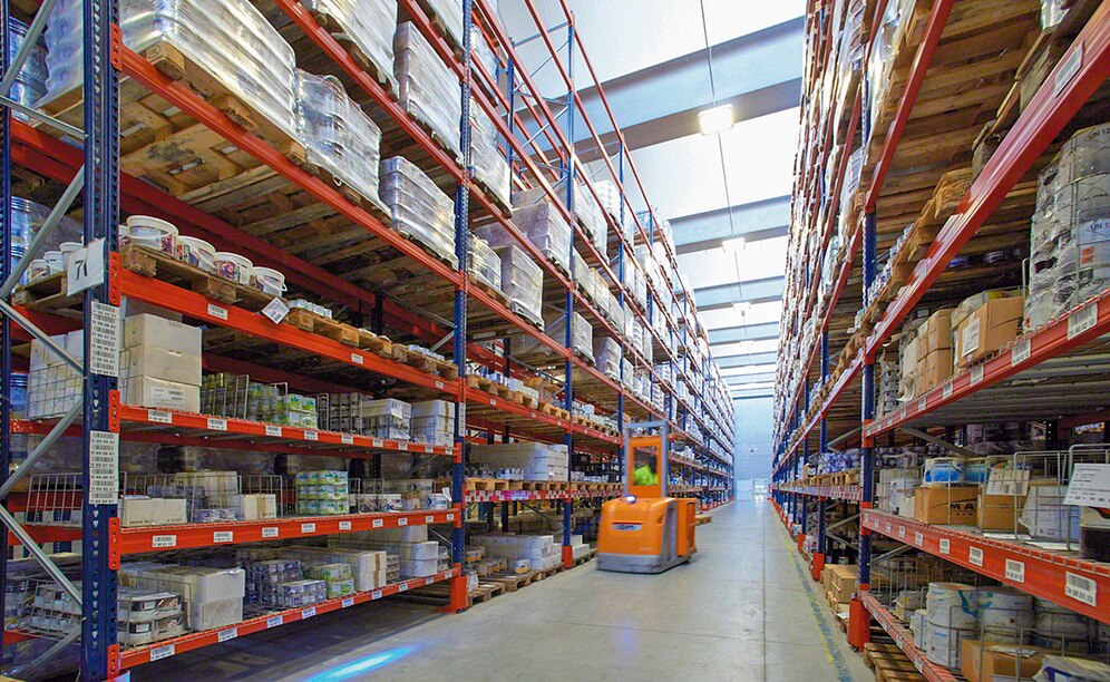 9 m high conventional racks form the central part of the warehouse
