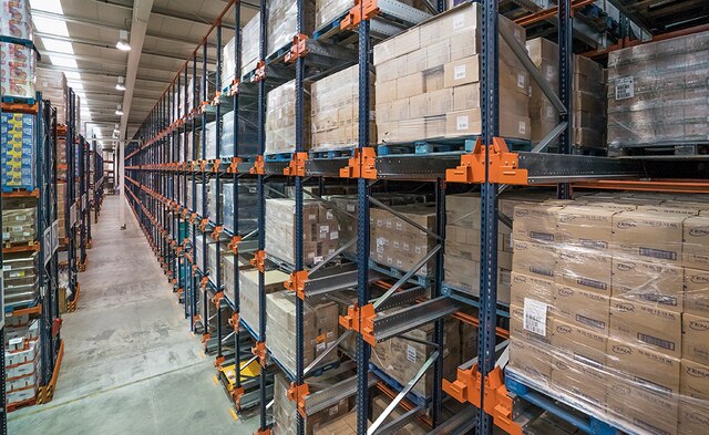 Mecalux has supplied a high-density block of racks served by the Pallet Shuttle, consisting of five levels that are 8.5 m high