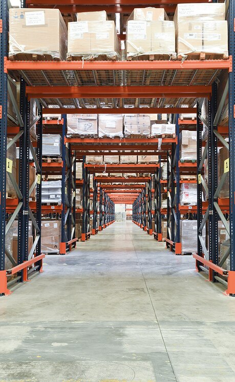 In the two central zones of the warehouse, an underpass is set up that cuts across the racking