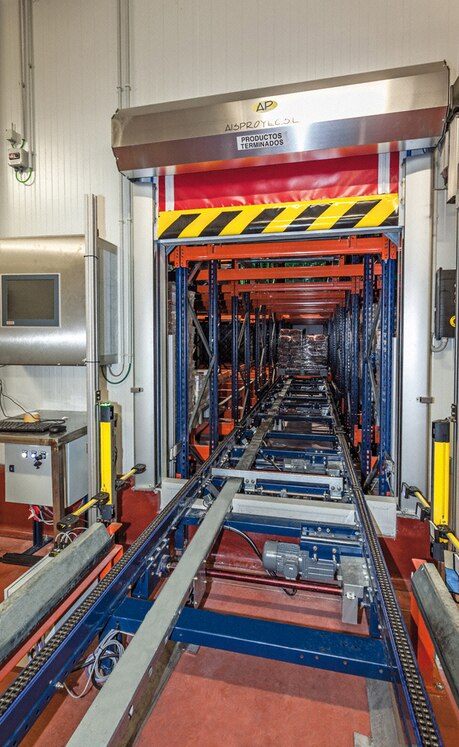 This conveyor system represents an ideal combination between the efficiency of the stacker cranes and the entry, dispatch and handling processes of the load units