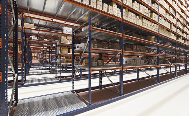 An intermediate passageway was set up in the palletisation area and the picking zone that serves as the emergency exit