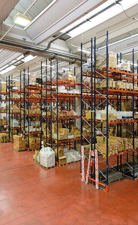 Seven double and two single 9.5 m high, 53 m long racks were installed with capacity for more than 4,000 pallets