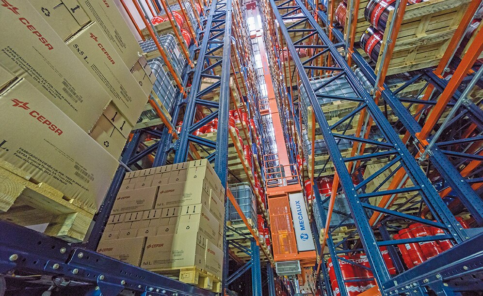 Stacker crane inside the Cepsa warehouse