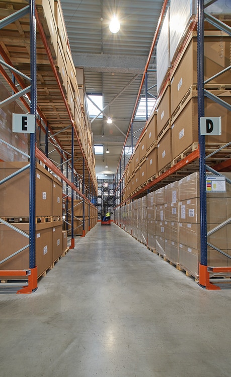 The pallet racking allows direct access to all products, besides having aisles wide enough for the operators to handle the goods