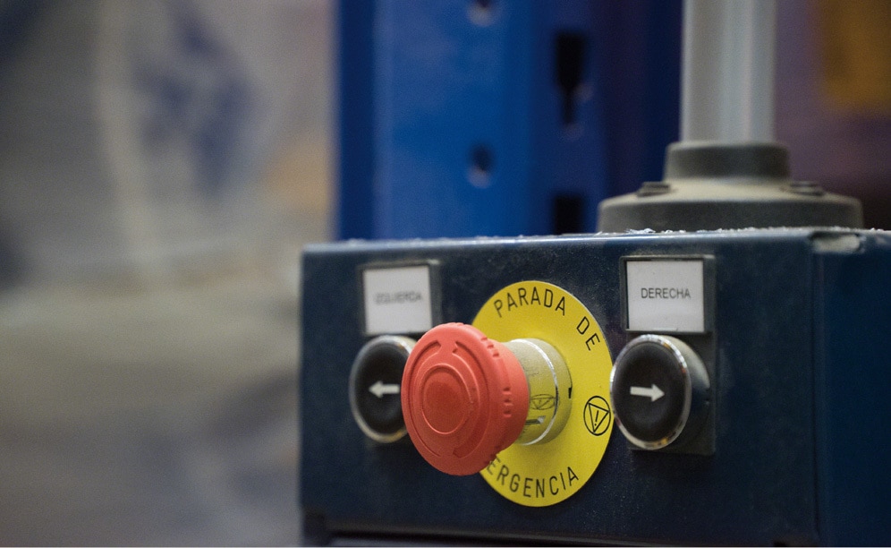 The electrical control panel at the end of the base can open the aisle