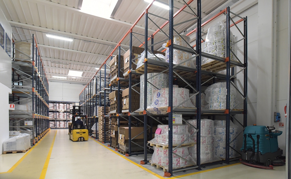 The materials used daily in packaging and bottling tasks are temporarily deposited in the drive-in pallet racking