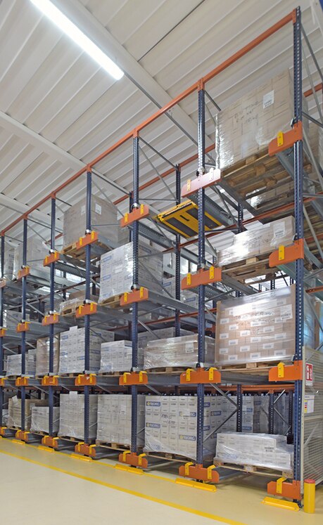 On the other side, a racking block was constructed with the semi-automatic high-density Pallet Shuttle system
