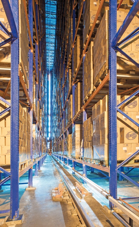 Each aisle is set up with a twin-mast stacker crane that automatically performs the movements between locations and the main conveyor circuit