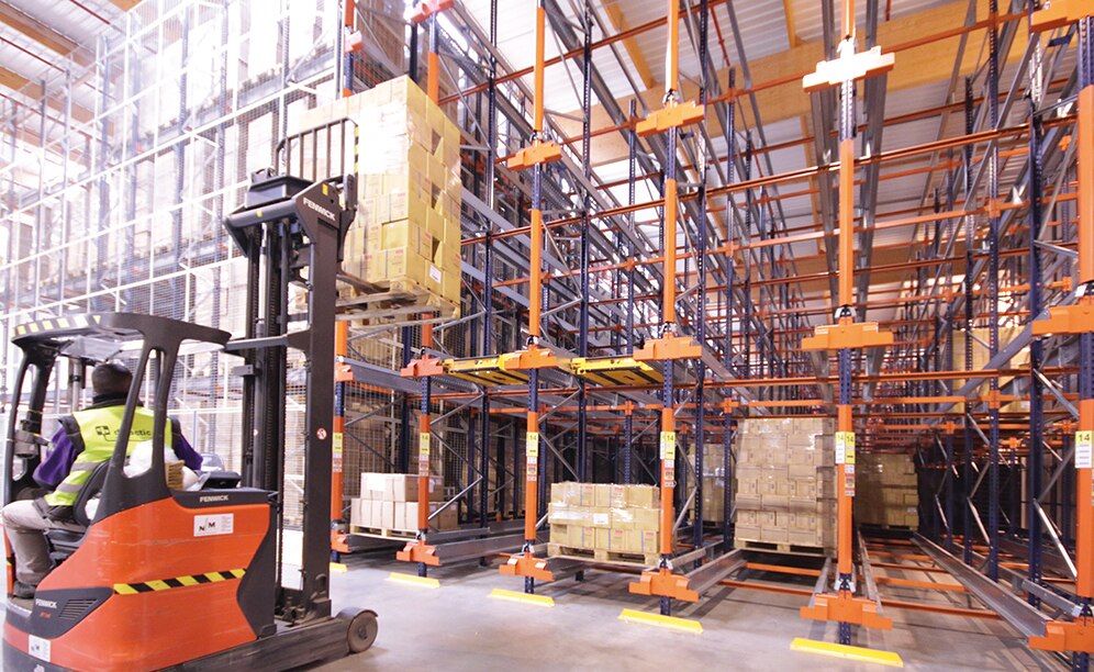 Forklifts do not enter the aisles, so the risk of accidents is virtually nil