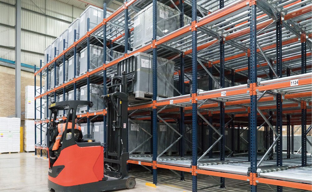 The loading and unloading of pallets are carried out in two different aisles to avoid errors