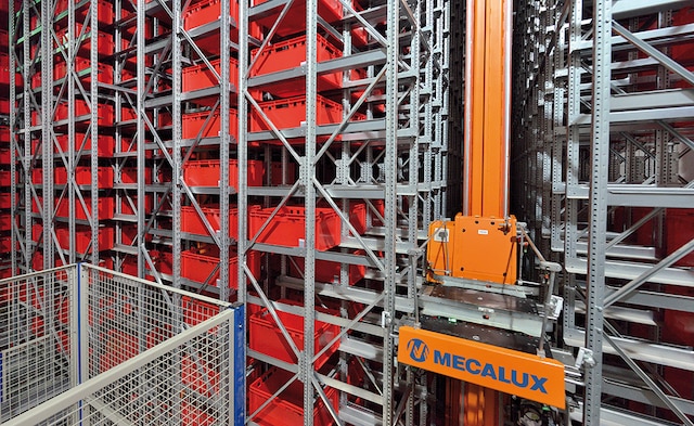 The warehouse equipped with the miniload system, with a total capacity of 19,848 boxes, allows smooth supply of all the picking stations, thus meeting the objective set by ZM Kania