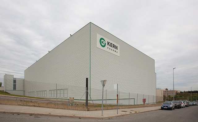 The pharmaceutical laboratory Kern Pharma builds a clad-rack warehouse that combines stacker cranes for boxes and for pallets