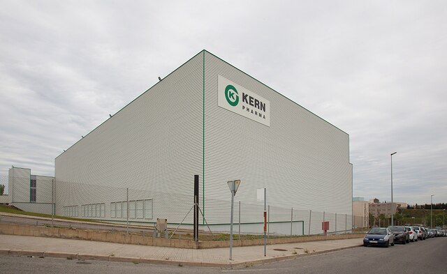 Mecalux built a new, 2,000 m² clad-rack warehouse measuring 26 m high and 84 m long