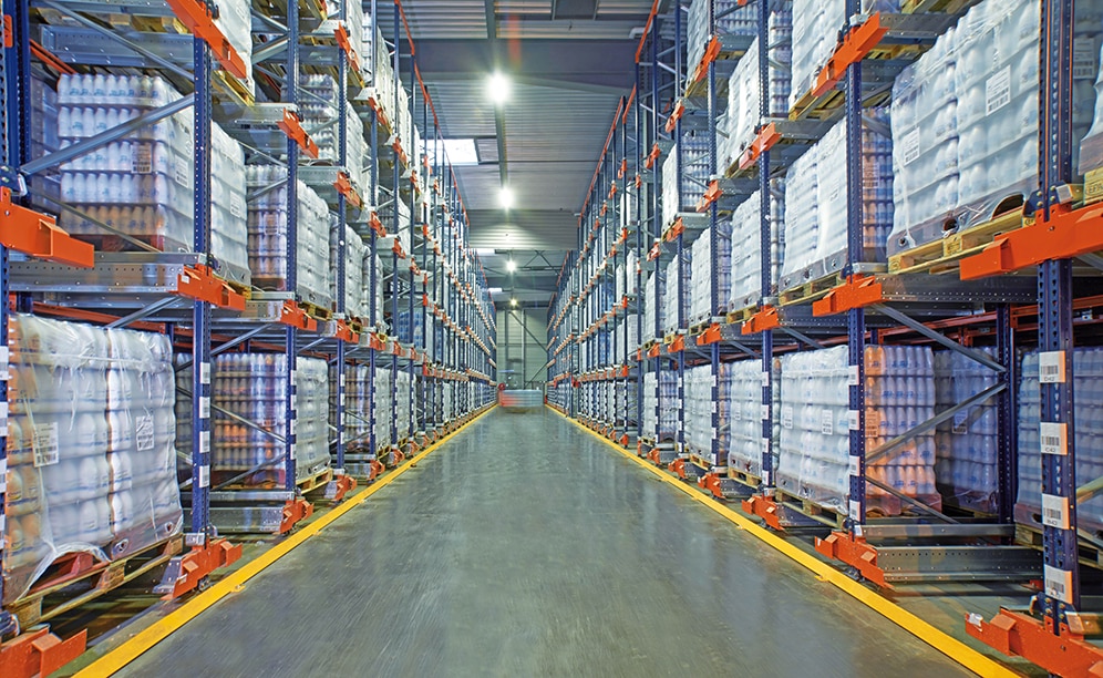 A dairy producer manages the handling and storage of more than 7,400 pallets with nine Pallet Shuttles